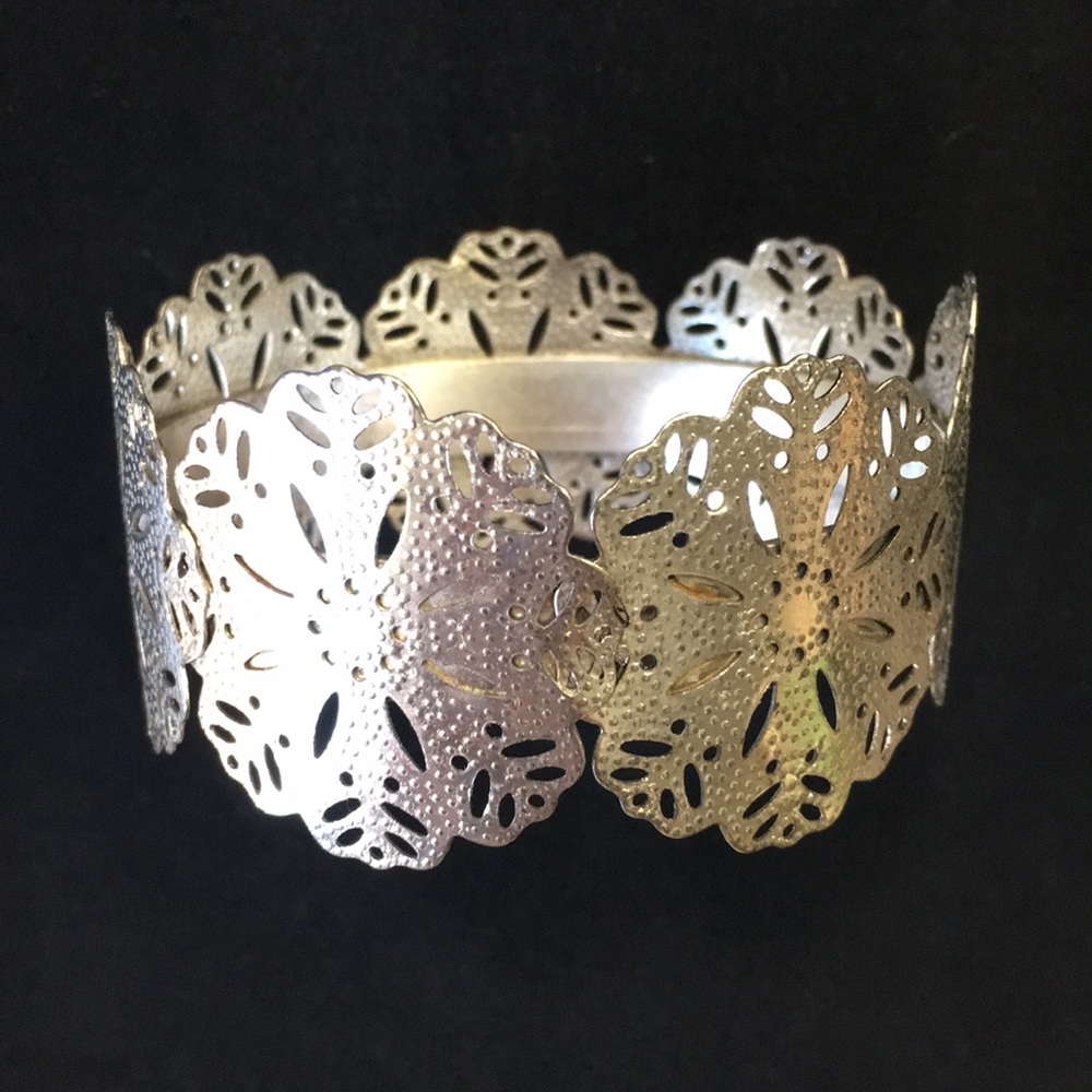 💋Vintage Silver Bracelet Filagree Medallion 9 in